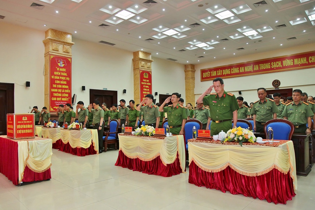 Các đồng chí Lãnh đạo Công an tỉnh; lãnh đạo các phòng, ban và cán bộ, chiến sỹ tưởng niệm cán bộ, chiến sỹ hy sinh trong quá trình thực hiện nhiệm vụ cứu nạn, cứu hộ và Nhân dân thiệt mạng do hậu quả của cơn bão số 3