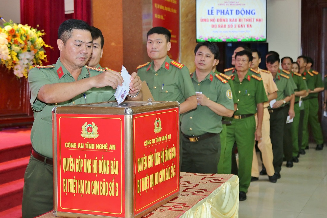 Lãnh đạo các phòng Công an tỉnh ủng hộ người dân chịu ảnh hưởng cơn bão số 3