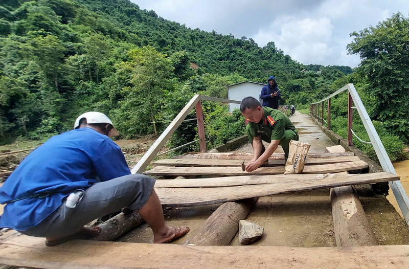 Cầu dân sinh qua bản Lưu Tân bị hỏng, Công an xã Bảo Nam cùng với Đoàn thanh niên xã xuống bản Lưu Tân sửa cầu tạm, đảm bảo kịp thời cho người dân đi lại. Đây là cây cầu cũ đã xuống cấp, cần phải có phương án khắc phục lâu dài