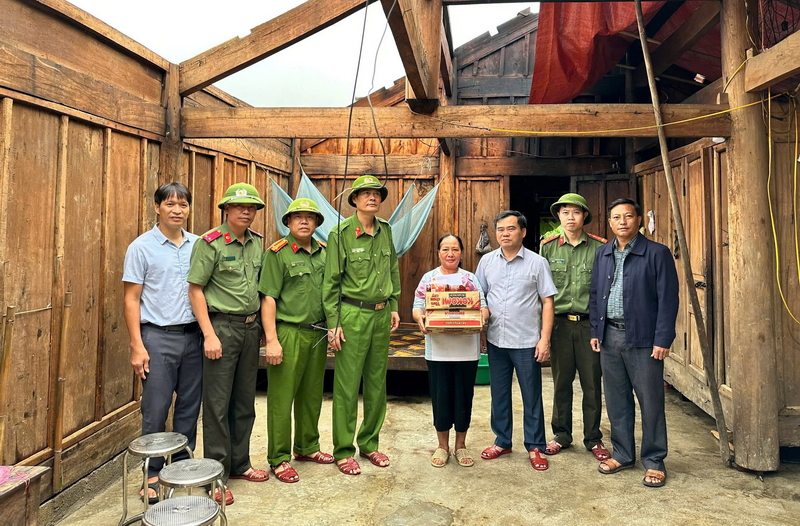 Đoàn công tác thăm hỏi, tặng nhu yếu phẩm cho nhà ông Vừ Nềnh Dìa, trú tại bản Huồi Mú, xã Huồi Tụ. Trước đó trên địa bàn xảy ra mưa lớn kèm gió lốc đã làm hư hại, thổi bay mái nhà của hộ gia đình ông Vừ Nềnh Dìa	    