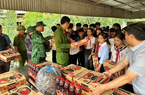 Đoàn công tác động viên, tặng nhu yếu phẩm cho các em học sinh, nhà trường PTDTBT THCS Mỹ Lý