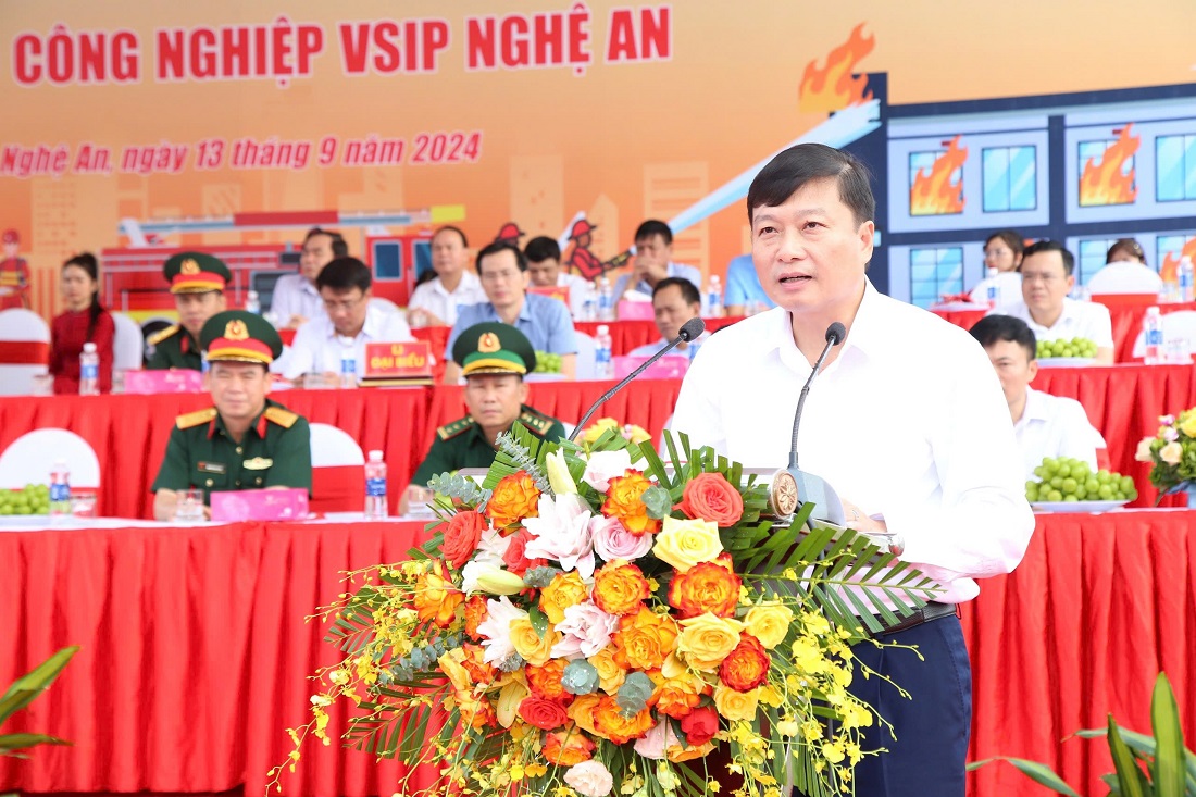 Đồng chí Lê Hồng Vinh, Ủy viên Ban Thường vụ Tỉnh ủy, Phó Chủ tịch Thường trực UBND tỉnh, Trưởng Ban chỉ đạo PCCC&CNCH tỉnh phát biểu khai mạc cuộc diễn tập