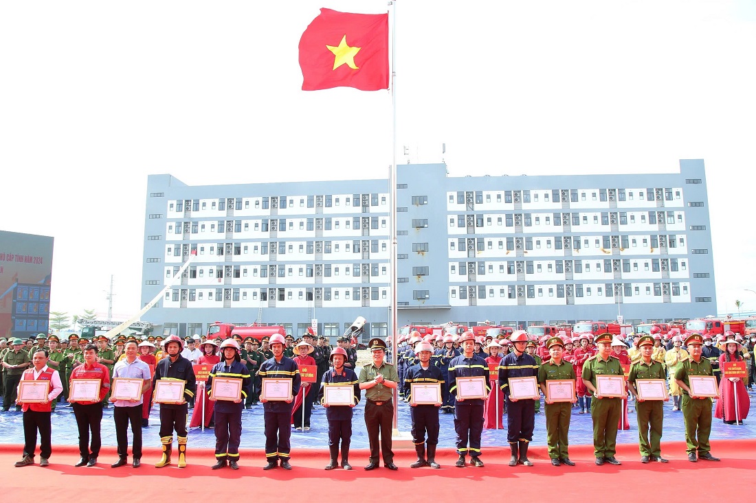 Đồng chí Thiếu tướng Bùi Quang Thanh, Ủy viên Ban Thường vụ Tỉnh ủy, Bí thư Đảng ủy, Giám đốc Công an tỉnh, Phó Trưởng ban Thường trực Ban chỉ đạo PCCC&CNCH tỉnh trao Giấy khen của Giám đốc Công an tỉnh cho các tập thể, cá nhân có thành tích xuất sắc trong tổ chức cuộc diễn tập 