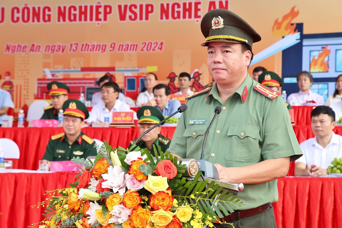 Đồng chí Thượng tá Nguyễn Trọng Khanh, Trưởng phòng Công tác Đảng và công tác chính trị điều hành phần khen thưởng