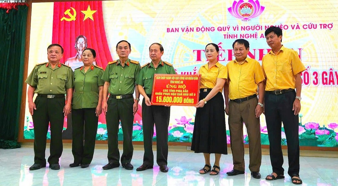 Các thành viên Hội cựu Công an nhân dân tỉnh Nghệ An quyên góp ủng hộ đồng bào các tỉnh phía Bắc khắc phục hậu quả thiên tai.