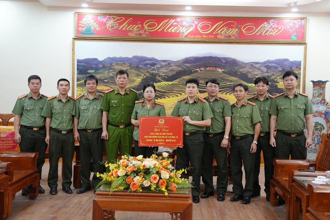 Đồng chí Đại tá Trần Hồng Quang, Phó Giám đốc Công an tỉnh trao quà động viên, hỗ trợ cán bộ, chiến sĩ Công an tỉnh Yên Bái chịu ảnh hưởng của cơn bão số 03