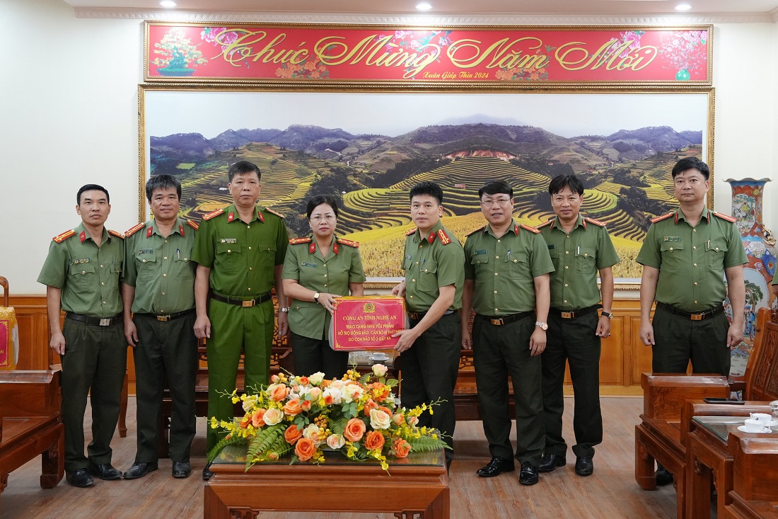 Công an tỉnh Nghệ An hỗ trợ cán bộ, chiến sĩ Công an tỉnh Yên Bái một số nhu yếu phẩm thiết yếu phục vụ sinh hoạt 