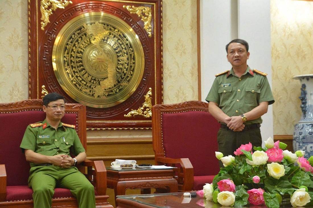 Đồng chí Phó Giám đốc Công an tỉnh Cao Bằng ghi nhận, cảm ơn sự quan tâm, giúp đỡ kịp thời của Công an tỉnh Nghệ An