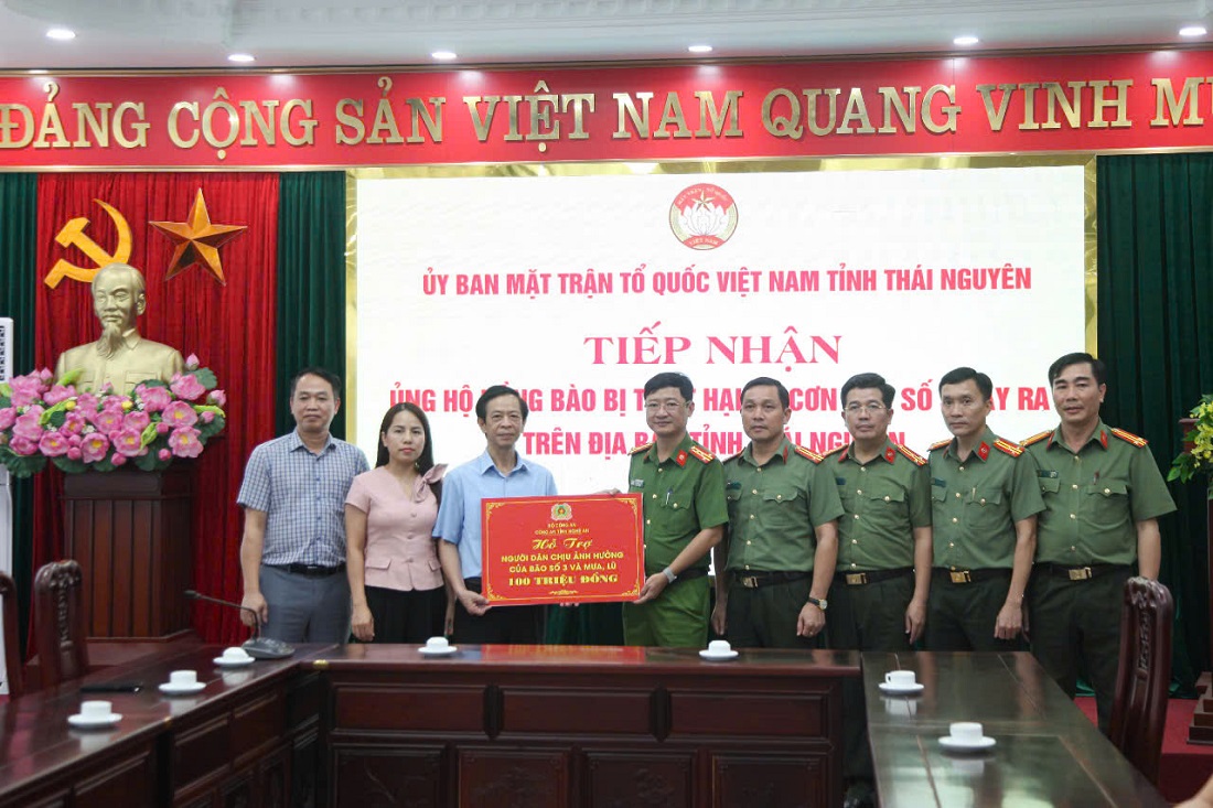 Công an tỉnh Nghệ An hỗ trợ người dân tỉnh Thái Nguyên khắc phục hậu quả cơn bão số 3