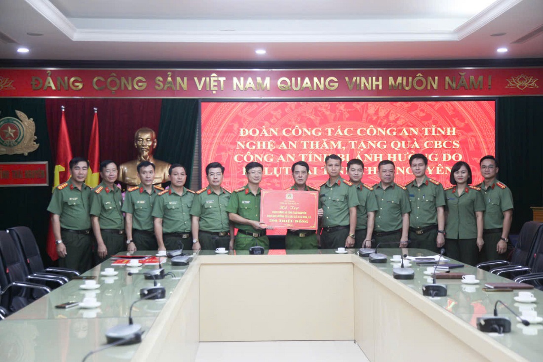 Công an tỉnh Nghệ An hỗ trợ Công an tỉnh Thái Nguyên giúp đỡ Nhân dân khắc phục hậu quả thiên tai