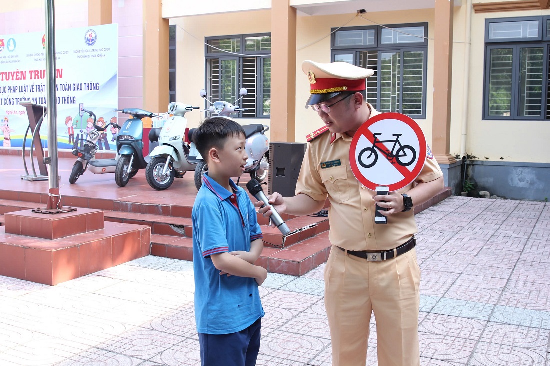 Học sinh tích cực trả lời các câu hỏi về biển báo giao thông