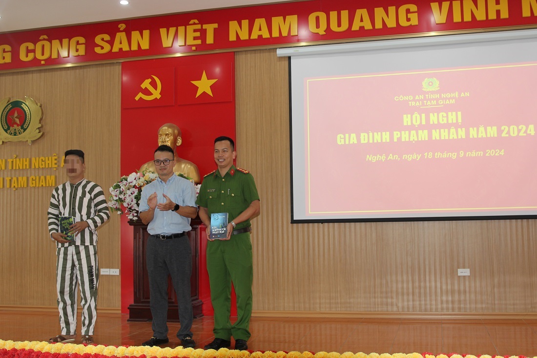 Diễn giả, nhà văn Tô Giang chia sẻ về cuộc đời mình và tặng sách cho phạm nhân, cán bộ, chiến sỹ Trại tạm giam