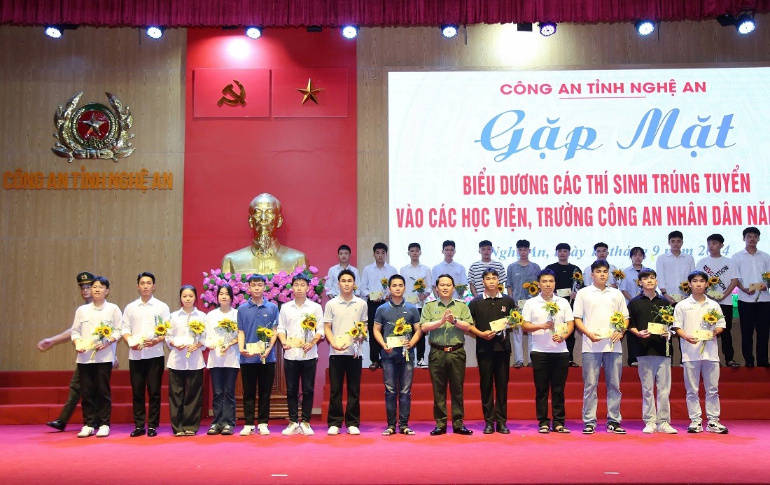      Đồng chí Thiếu tướng Bùi Quang Thanh, Ủy viên Ban Thường vụ Tỉnh ủy, Bí thư Đảng ủy, Giám đốc Công an tỉnh trao hoa, quà chúc mừng các tân chiến sỹ của lực lượng CAND