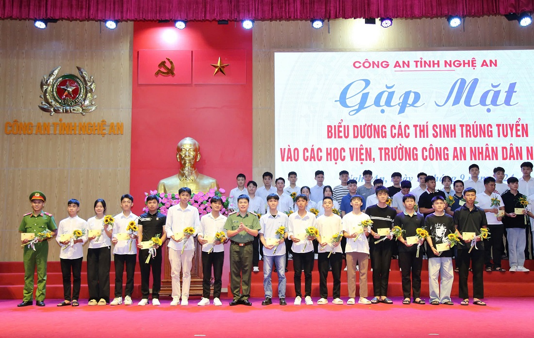 Đồng chí Đại tá Trần Hồng Quang, Phó Bí thư Đảng ủy, Phó Giám đốc Công an tỉnh trao hoa, quà chúc mừng các tân chiến sĩ của lực lượng CAND