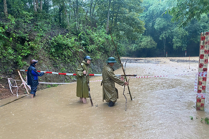 Công an huyện Tương Dương đặt biển cảnh báo, lập rào chắn không cho người dân qua lại tại các khu vực nguy hiểm	 