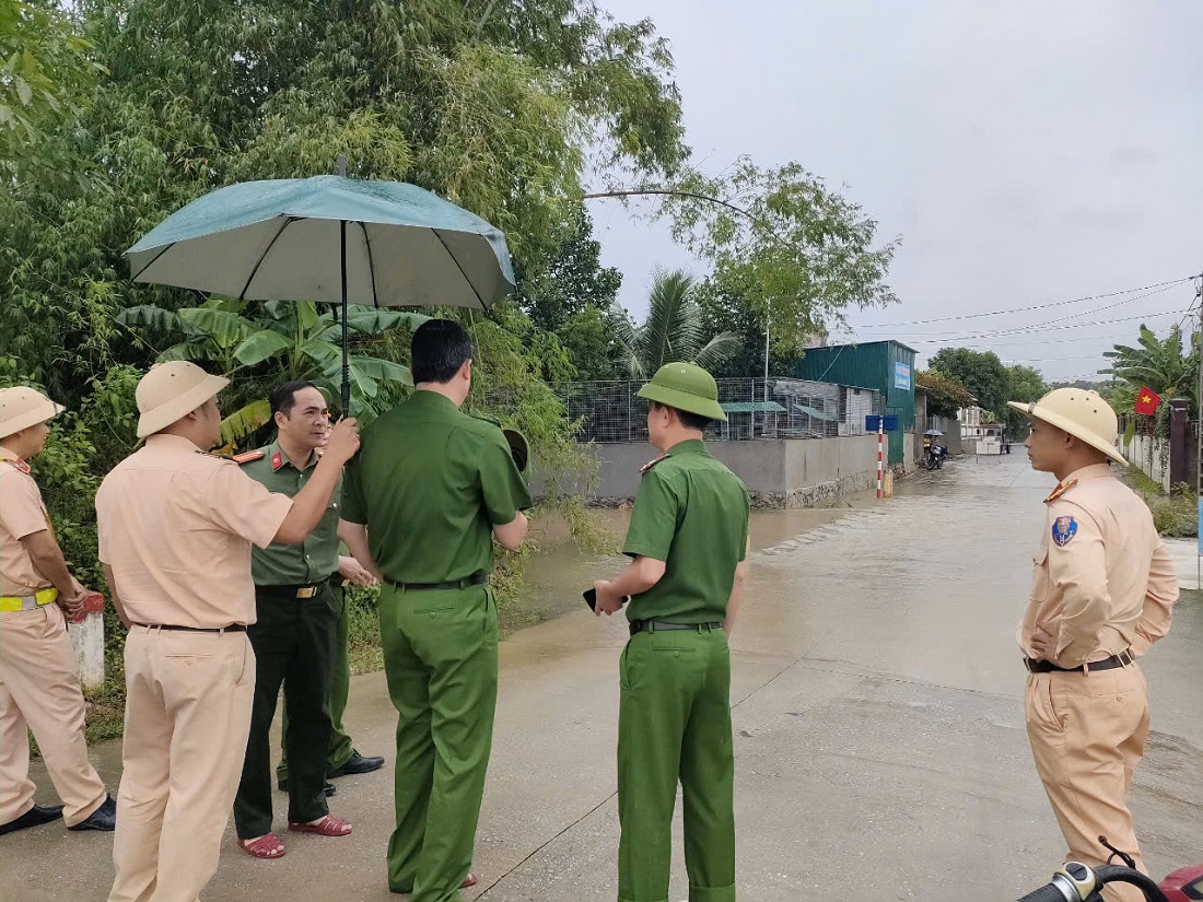 Đồng chí Đại tá Nguyễn Đức Cường - Phó Giám đốc Công an tỉnh kiểm tra tại cầu tràn xã Bảo Thành, huyện Yên Thành và đập tràn xã Diễn Hoàng, huyện Diễn Châu