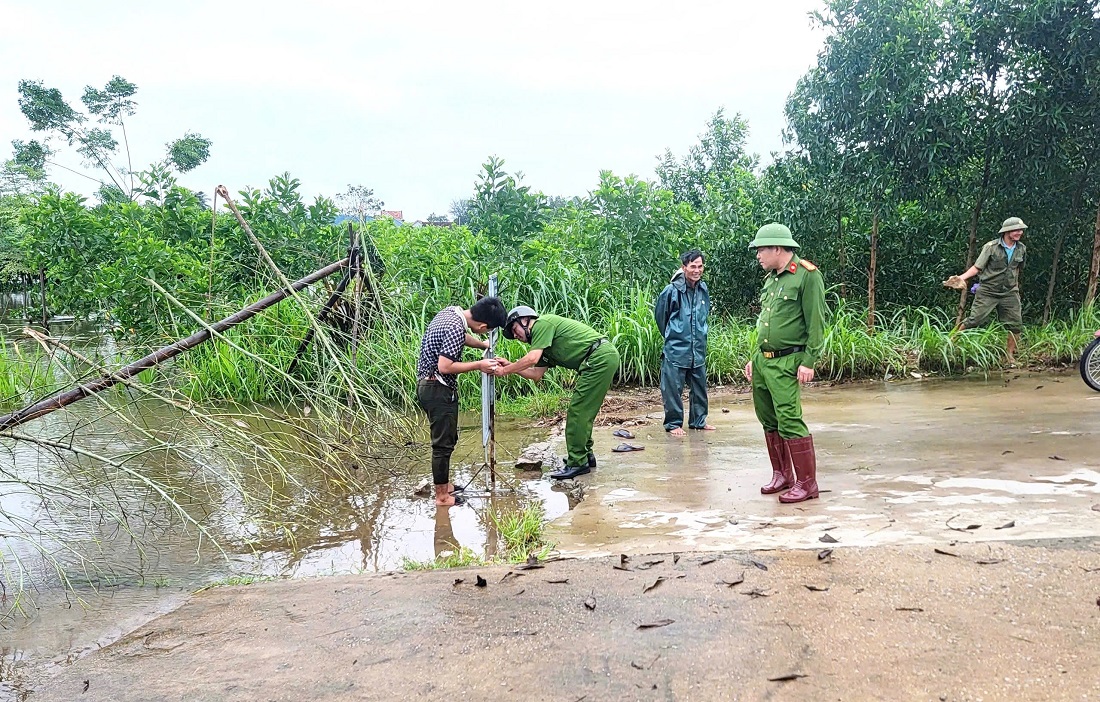 Công an xã Diễn Hùng và Công an xã Diễn Hoàng đã cử lực lượng phối hợp với địa phương thành lập các tổ ứng trực tại các điểm tràn