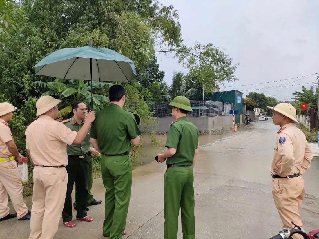 Phó giám đốc Công an tỉnh và đoàn công tác kiểm tra tại điểm cầu tràn xóm 3, xã Vĩnh Thành, huyện Yên Thành