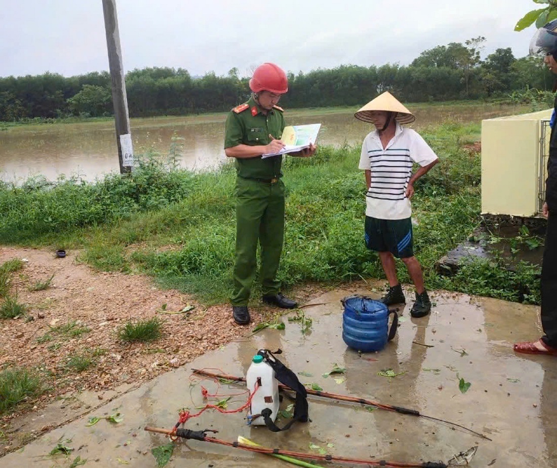 Công an xã Vĩnh Thành, huyện Yên Thành lập biên bản một trường hợp sử dụng kích điện để đánh bắt thủy sản