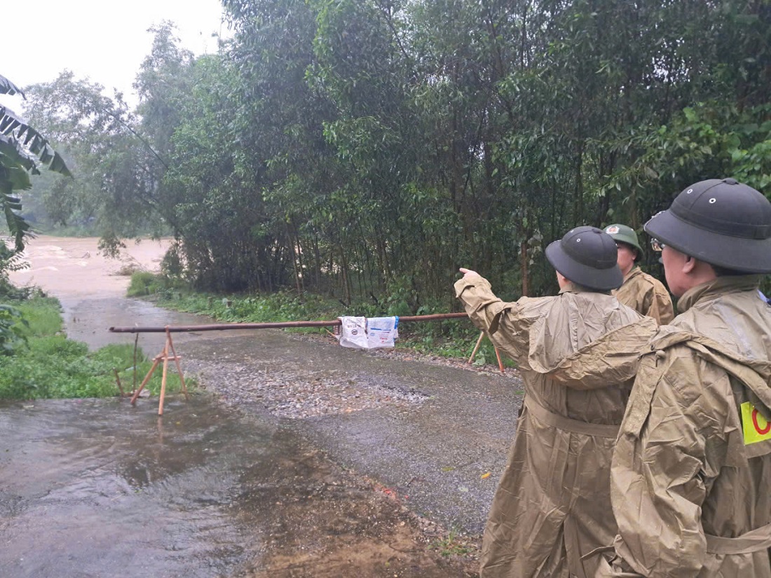 Đồng chí Đại tá Trần Hồng Quang, Phó Giám đốc Công an tỉnh kiểm tra tại cầu Thác Rộng (xã Thanh Hương)