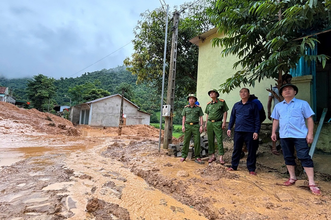 Đồng chí Đại tá Nguyễn Duy Thanh, Phó Giám đốc Công an tỉnh kiểm tra tại xã Chiêu Lưu