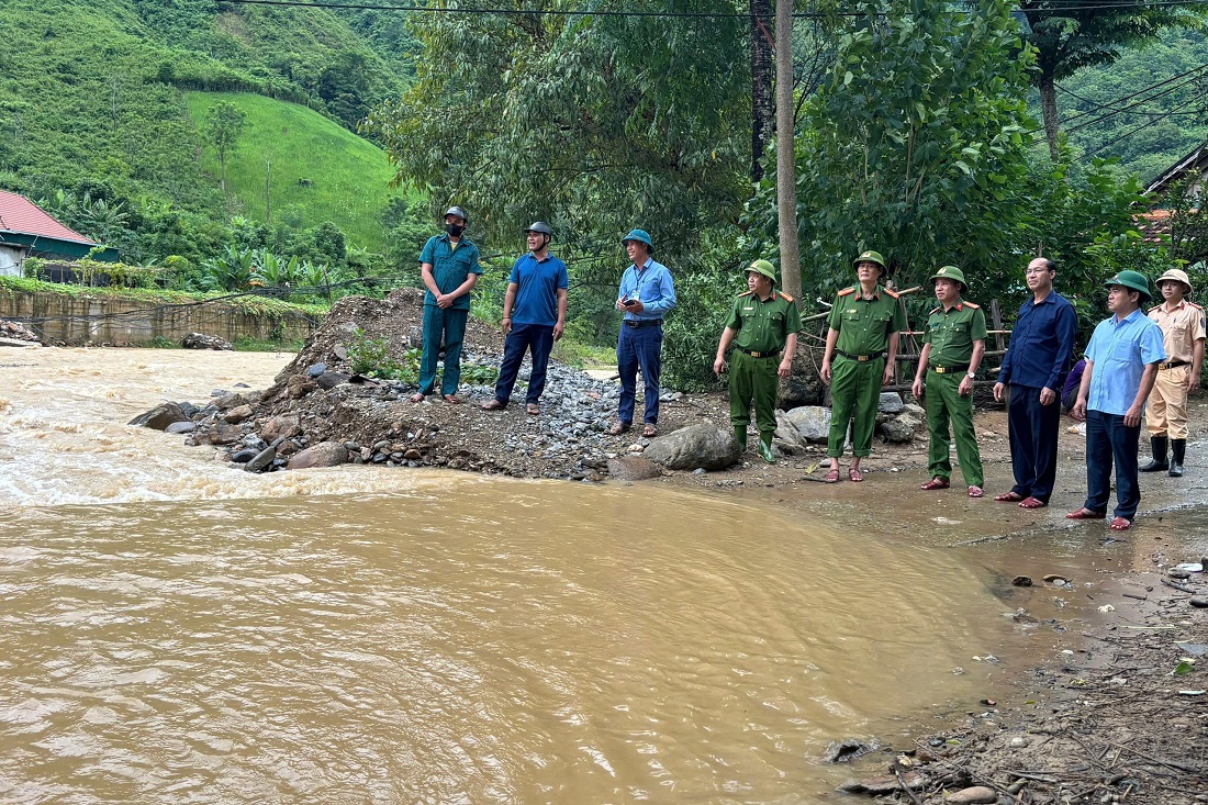 Đồng chí Đại tá Nguyễn Duy Thanh, Phó Giám đốc Công an tỉnh kiểm tra tại khu vực trọng yếu, đập tràn tại xã Hữu Lập