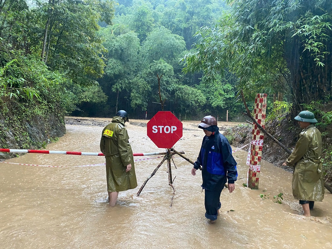 Công an huyện Tương Dương đặt biển cảnh báo, lập rào chắn không cho người dân qua lại tại các khu vực nguy hiểm 