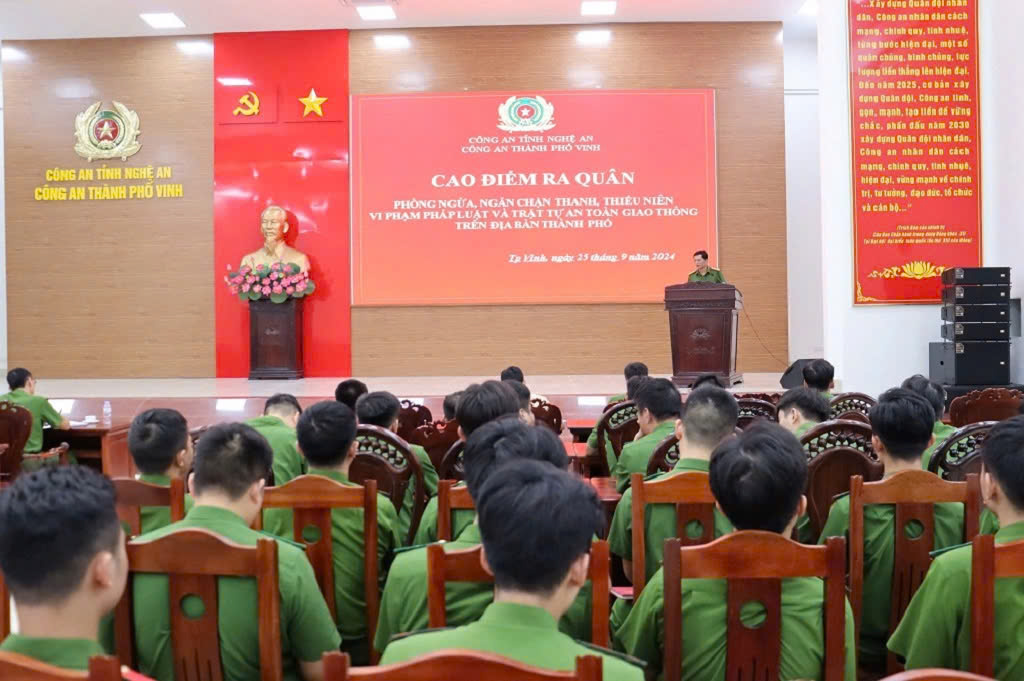 Để đảm bảo an ninh, trật tự, làm trong sạch địa bàn, ngày 25/9/2024, Công an thành phố Vinh mở đợt cao điểm ra quân phòng ngừa, ngăn chặn thanh, thiếu niên vi phạm pháp luật và TTATGT