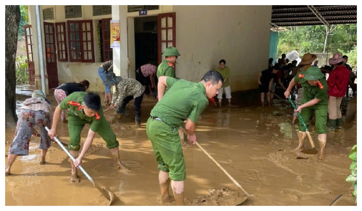 Công an huyện Tương Dương bám địa bàn, giúp người dân khắc phục hậu quả mưa lũ