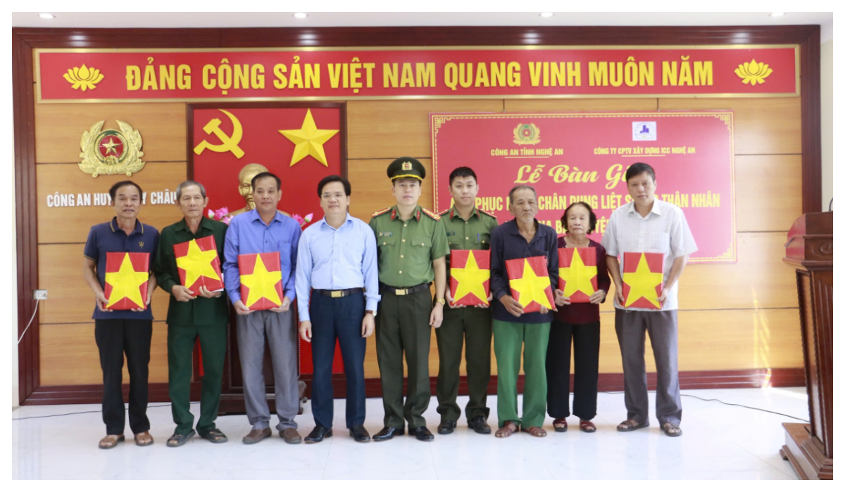 Công an tỉnh trao ảnh phục dựng chân dung Liệt sĩ cho thân nhân