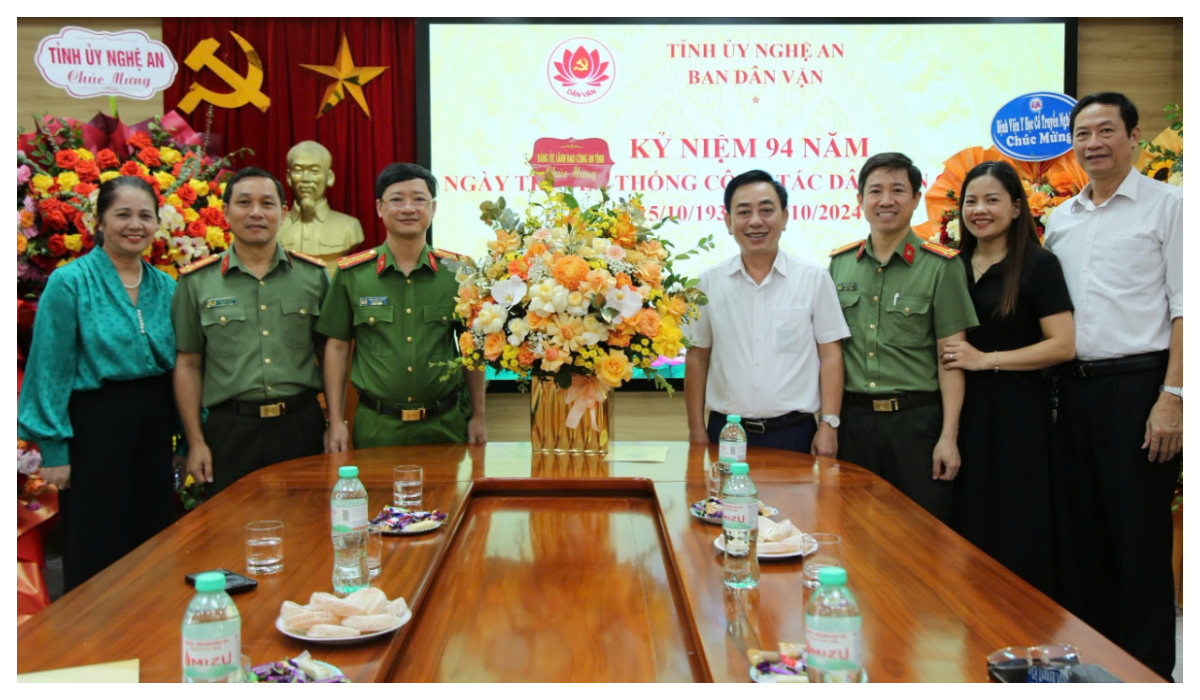 Lãnh đạo Công an tỉnh chúc mừng Ban Dân vận Tỉnh ủy nhân dịp kỷ niệm Ngày truyền thống