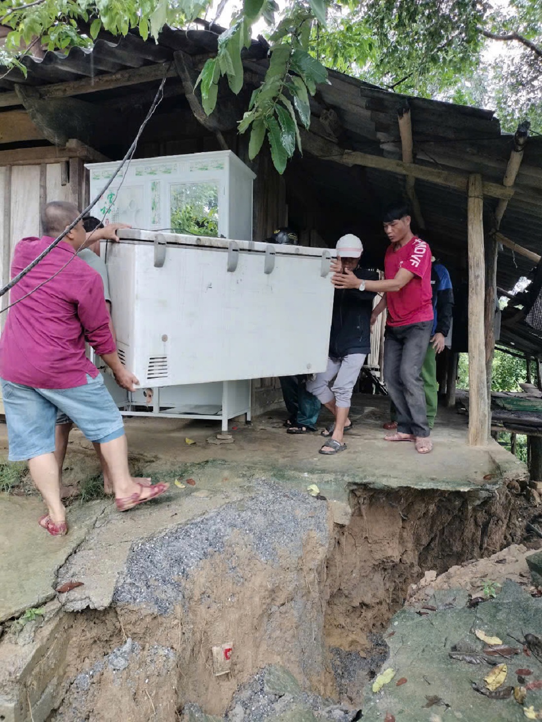 Công an xã Phà Đánh, huyện Kỳ Sơn và lực lượng tham gia bảo vệ an ninh, trật tự ở cơ sở hỗ trợ người dân di dời tài sản, đồ đạc của người dân bản Kim Đa và Piêng Hòm (xã Phà Đánh) đến nơi an toàn, tránh nguy cơ bị sạt lở 