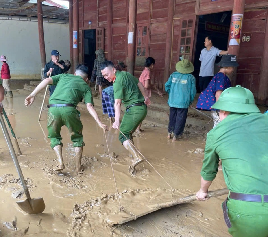 Công an huyện Tương Dương giúp người dân dọn dẹp bùn đất sau lũ