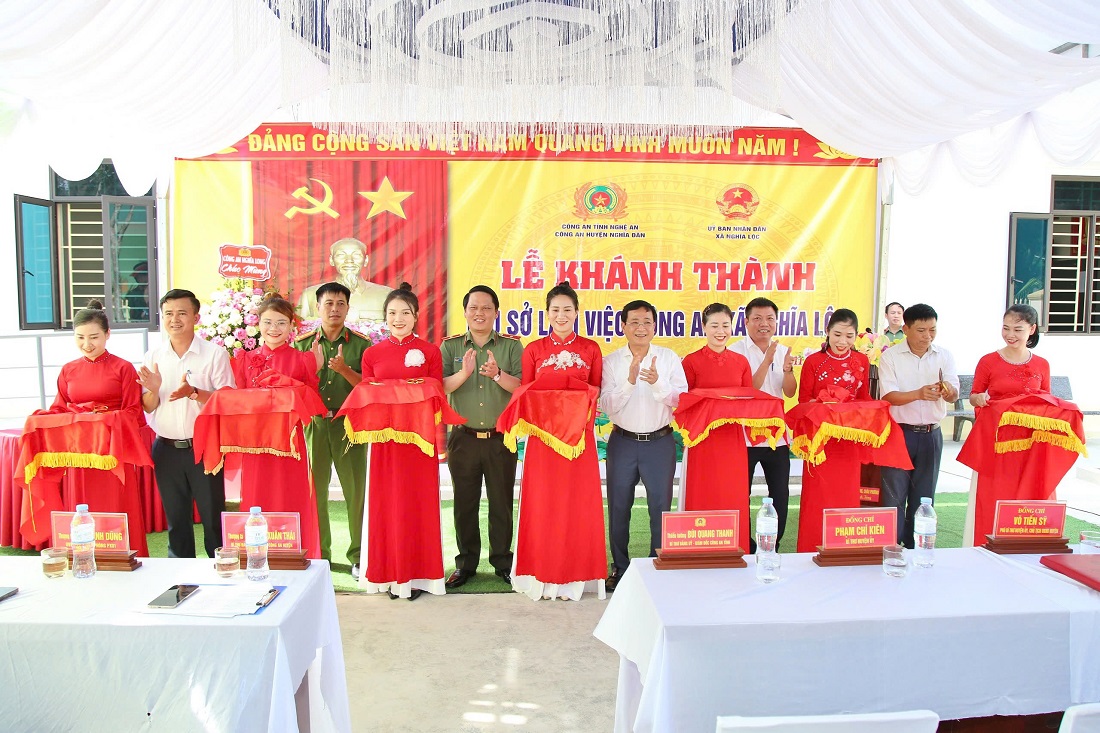 Lãnh đạo Công an tỉnh, huyện Nghĩa Đàn và xã Nghĩa Lộc cắt băng khánh thành Trụ sở làm việc Công an xã Nghĩa Lộc