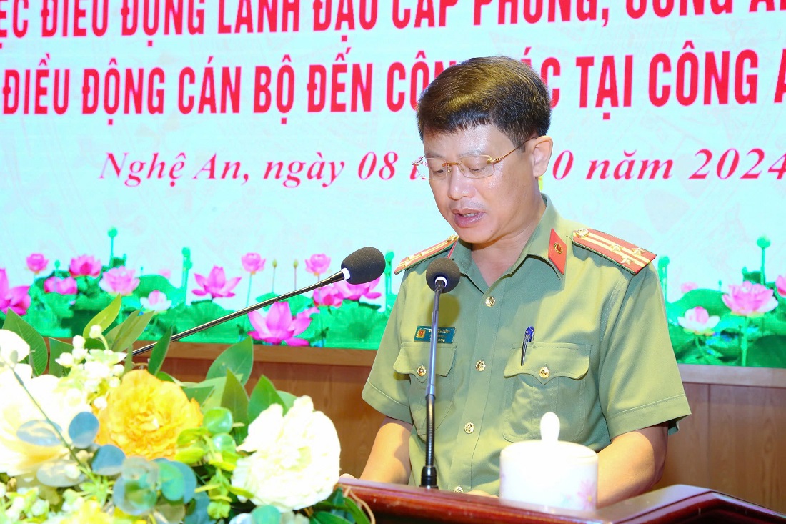 Đại diện Lãnh đạo Phòng Tổ chức cán bộ, Công an tỉnh thông qua các quyết định của Giám đốc Công an tỉnh về việc điều động lãnh đạo cấp phòng, Công an cấp huyện và điều động cán bộ đến công tác tại Công an cấp xã