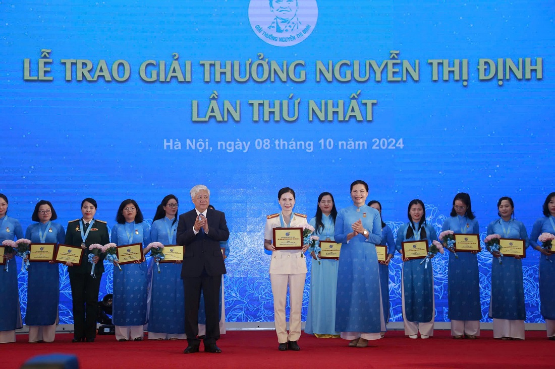 Đồng chí Thượng tá Nguyễn Việt Hà, Trưởng ban Phụ nữ Công an tỉnh Nghệ An vinh dự được tặng Giải thưởng Nguyễn Thị Định lần thứ nhất năm 2024