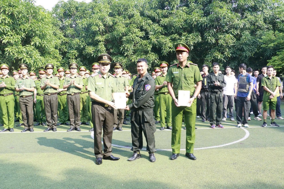 Đồng chí Đại tá Trần Hồng Quang, Phó Bí thư Đảng ủy, Phó Giám đốc Công an tỉnh tặng quà động viên Tổ điều lệnh, võ thuật và Tổ công phá mục tiêu