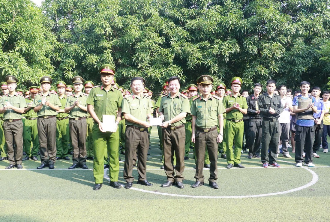 Lãnh đạo Phòng Công tác đảng và công tác chính trị tặng quà động viên Tổ điều lệnh, võ thuật và Tổ công phá mục tiêu