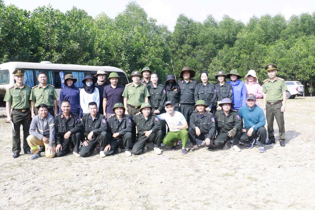 Đồng chí Đại tá Trần Hồng Quang, Phó Bí thư Đảng ủy, Phó Giám đốc Công an tỉnh chụp ảnh lưu niệm với Tổ bắn súng