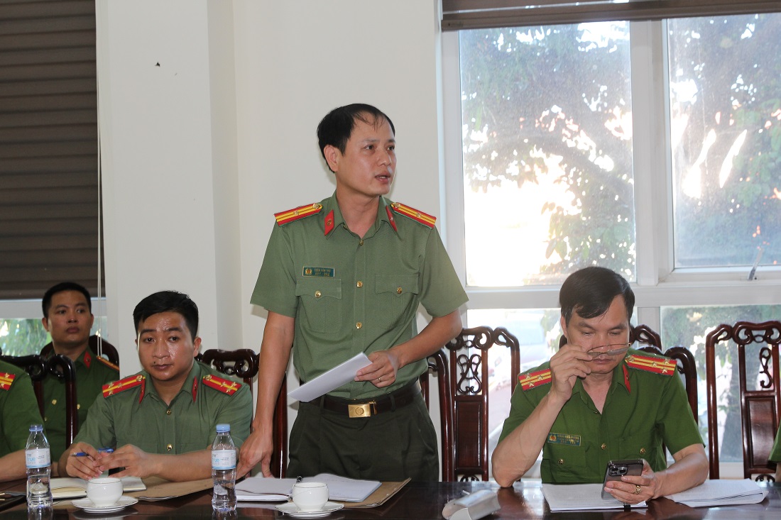 Chuyên viên CCHC Công an tỉnh phát biểu tại Hội nghị