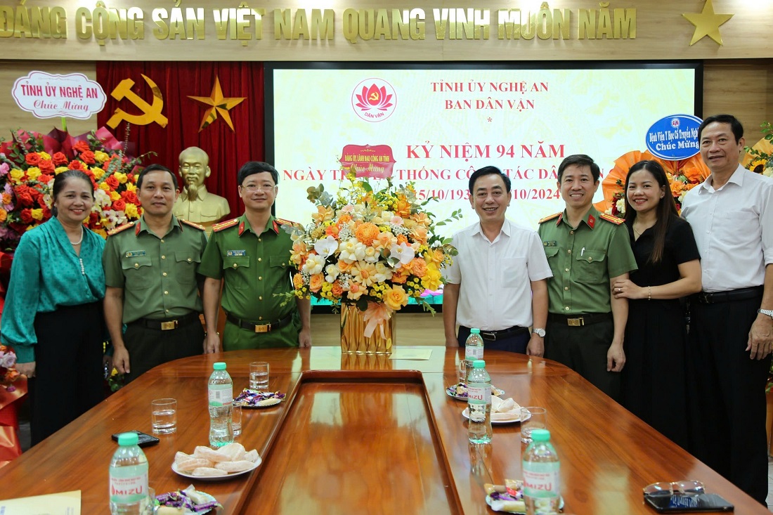 Đồng chí Đại tá Trần Ngọc Tuấn, Phó Giám đốc Công an tỉnh tặng hoa, chúc mừng Ban Dân vận Tỉnh ủy