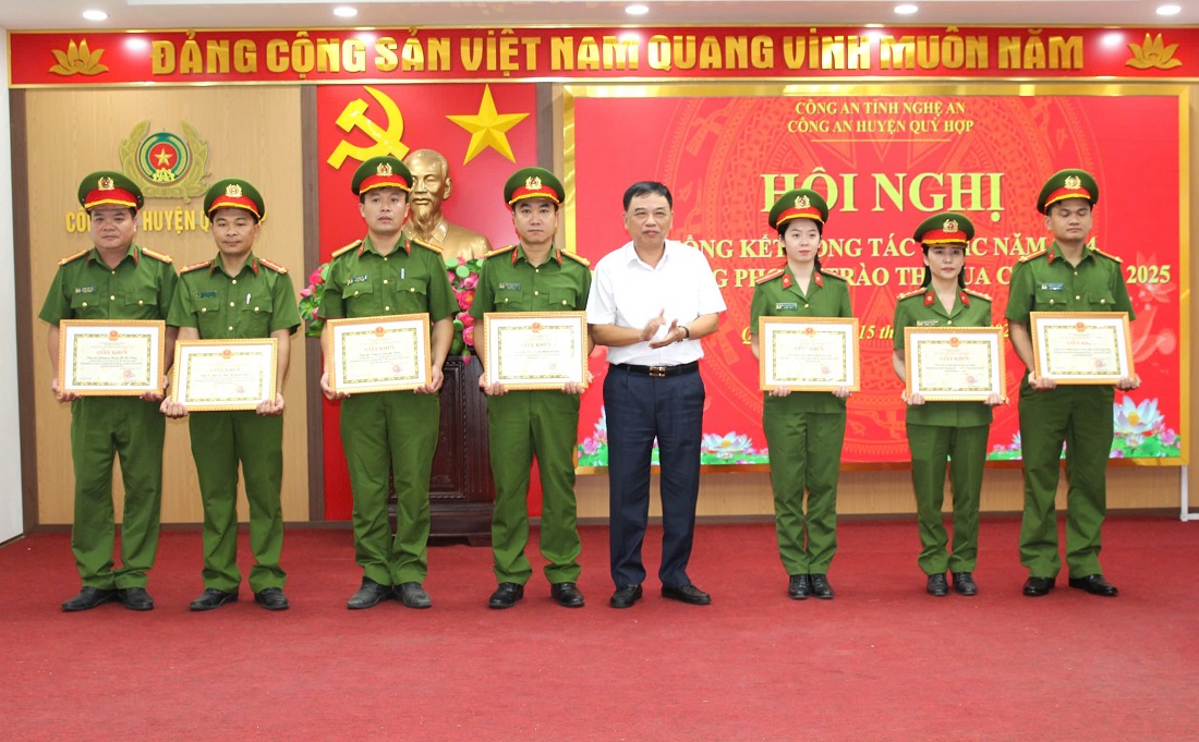 Đồng chí Hoàng Văn Thái - Phó Chủ tịch UBND huyện tặng hoa và Bằng khen cho các đội, cá nhân có thành tích xuất sắc trong công tác CCHC năm 2024