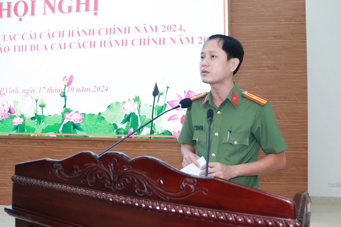 Chuyên viên CCHC Công an tỉnh phát biểu