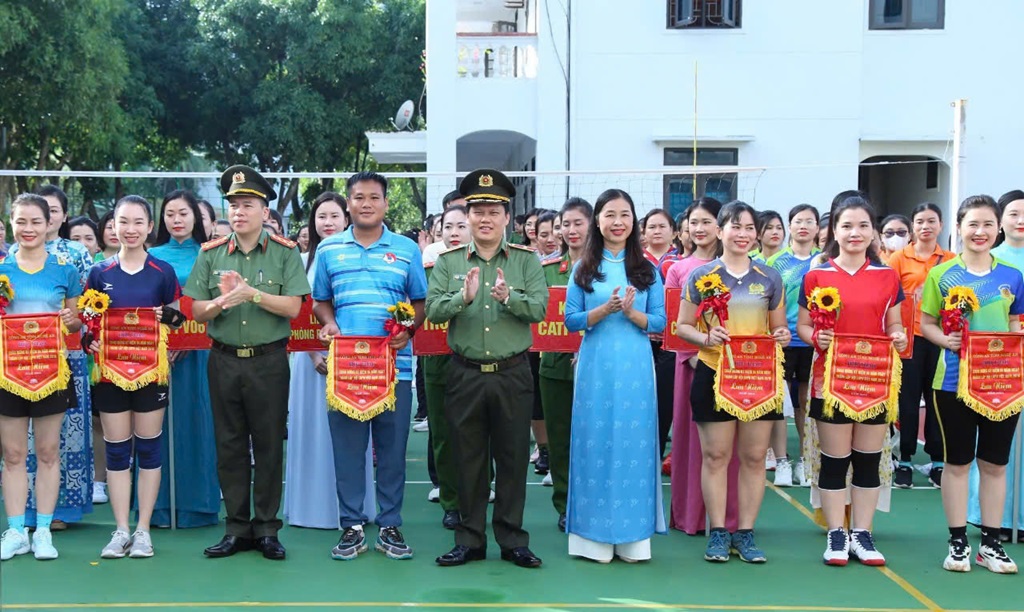 Các đồng chí: Thiếu tướng Bùi Quang Thanh, Ủy viên Ban Thường vụ Tỉnh ủy, Bí thư Đảng ủy, Giám đốc Công an tỉnh; Nguyễn Thị Quỳnh Hoa, Tỉnh ủy viên, Chủ tịch Hội LHPN tỉnh tặng hoa và Cờ lưu niệm cho các đội