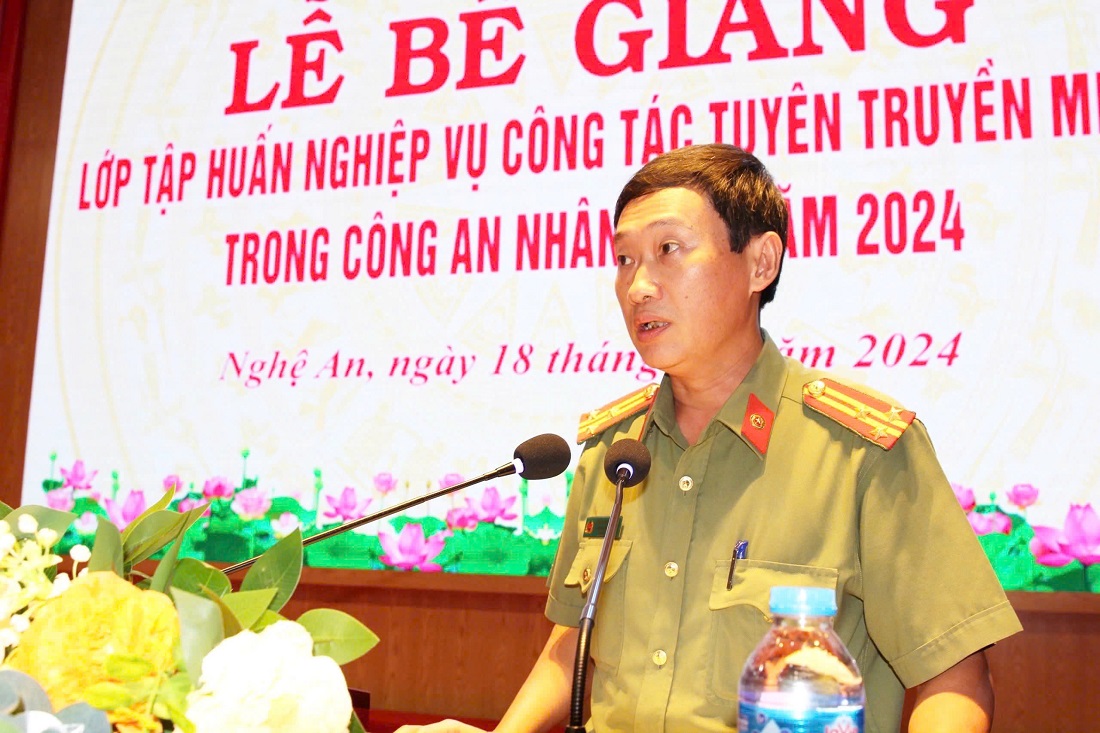 Đồng chí Thượng tá Trần Quang Đạo, Phó Trưởng phòng 3, Cục Công tác Đảng và công tác chính trị, Bộ Công an báo cáo tổng kết lớp tập huấn 