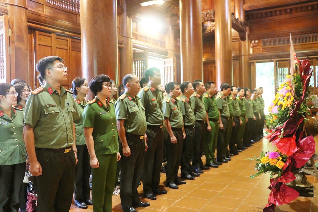 Lớp tập huấn công tác tuyên truyền miệng Công an nhân dân khu vực phía Bắc dâng hoa, dâng hương tưởng nhớ công ơn to lớn của Chủ tịch Hồ Chí Minh tại Khu di tích Quốc gia đặc biệt Kim Liên