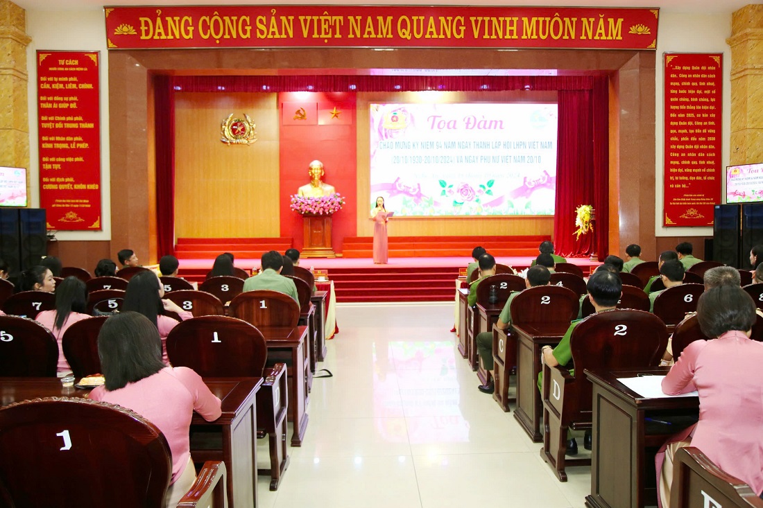 Đông đảo các đại biểu và cán bộ, hội viên phụ nữ Công an tỉnh tham dự buổi tọa đàm, gặp mặt