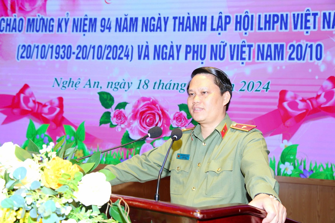   Trong không khí thân mật, vui tươi, đồng chí Thiếu tướng Bùi Quang Thanh, Ủy viên Ban Thường vụ Tỉnh ủy, Giám đốc Công an tỉnh ghi nhận, biểu dương những thành tích tiêu biểu, xuất sắc mà phụ nữ Công an Nghệ An đã đạt được trong thời gian qua