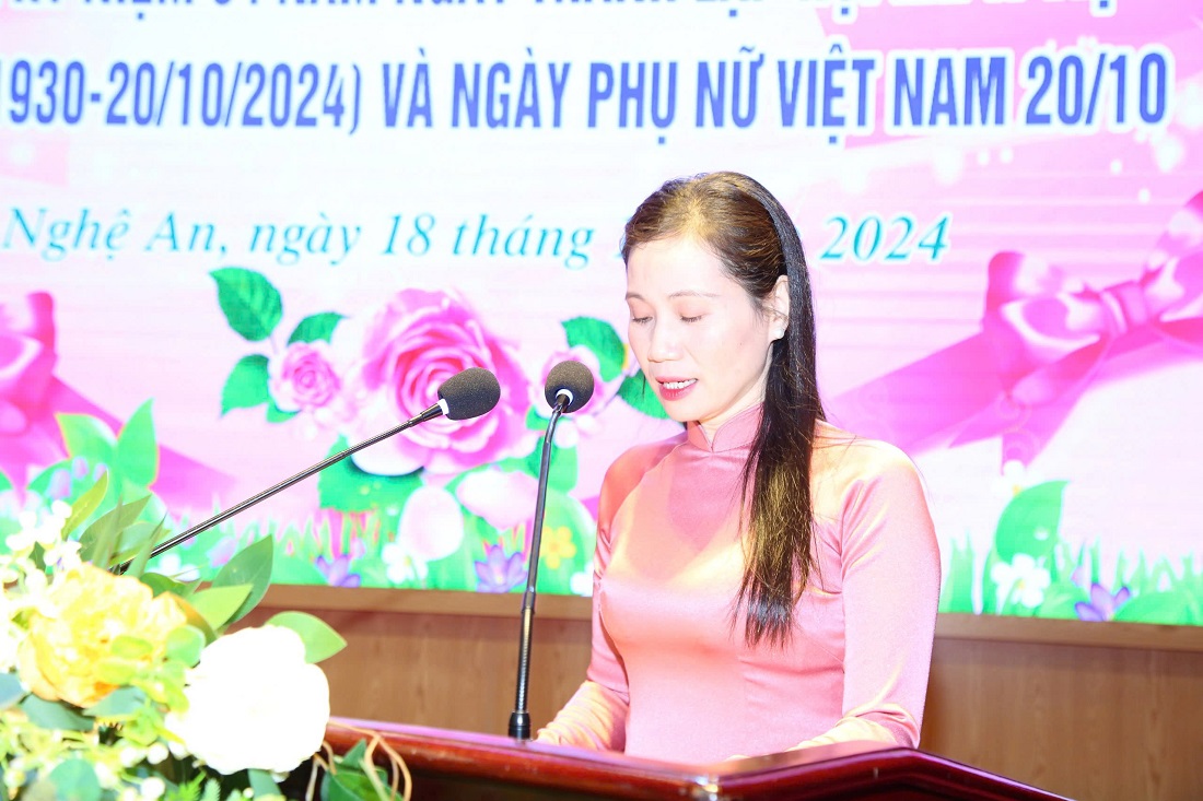 Trưởng ban Phụ nữ Công an tỉnh phát biểu tại chương trình gặp mặt