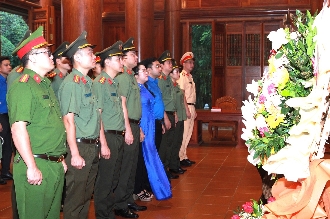 Đoàn dâng hoa, dâng hương tưởng nhớ công lao to lớn của Chủ tịch Hồ Chí Minh tại Khu di tích Quốc gia đặc biệt Kim Liên